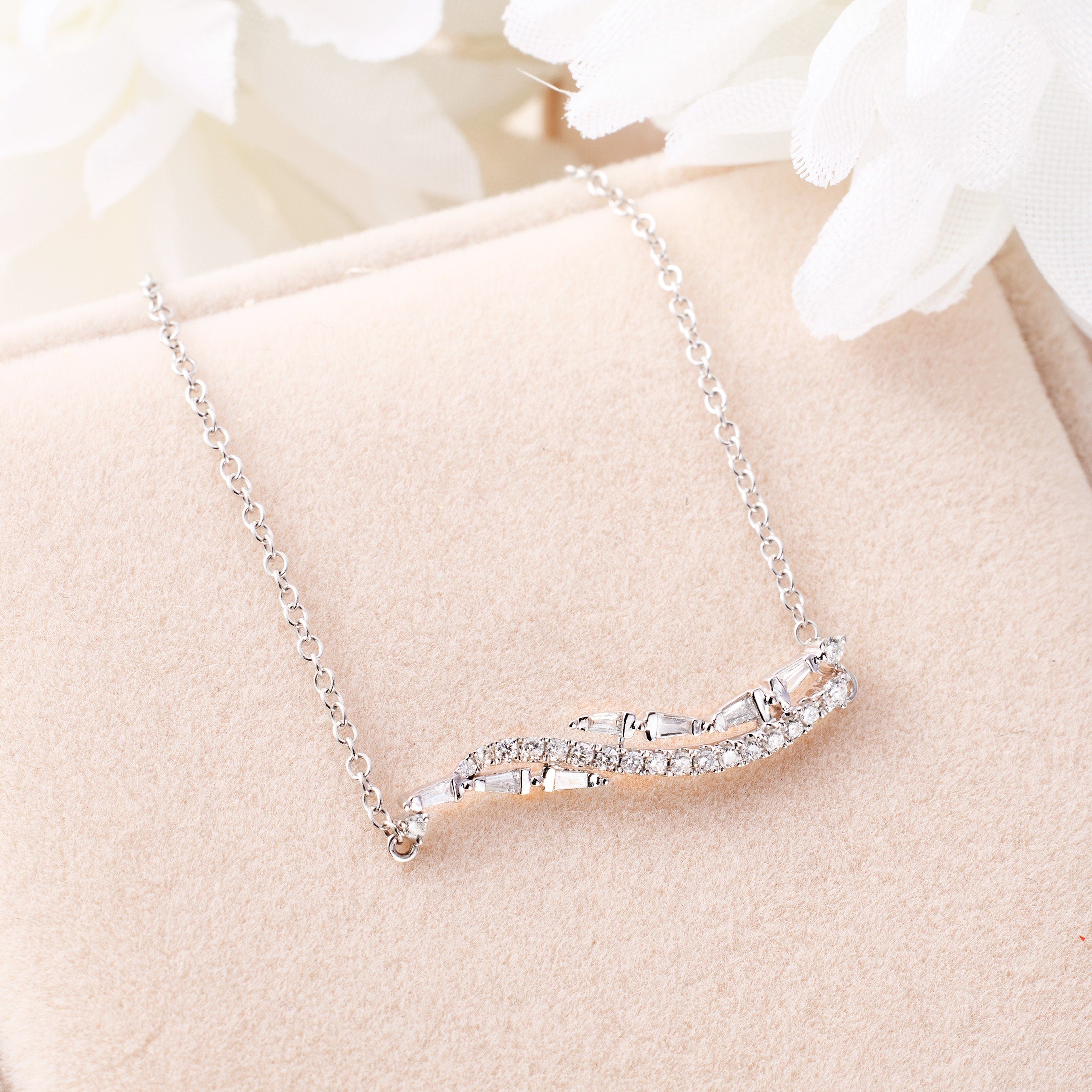 18K Gold Curved Necklace with Nature Diamond