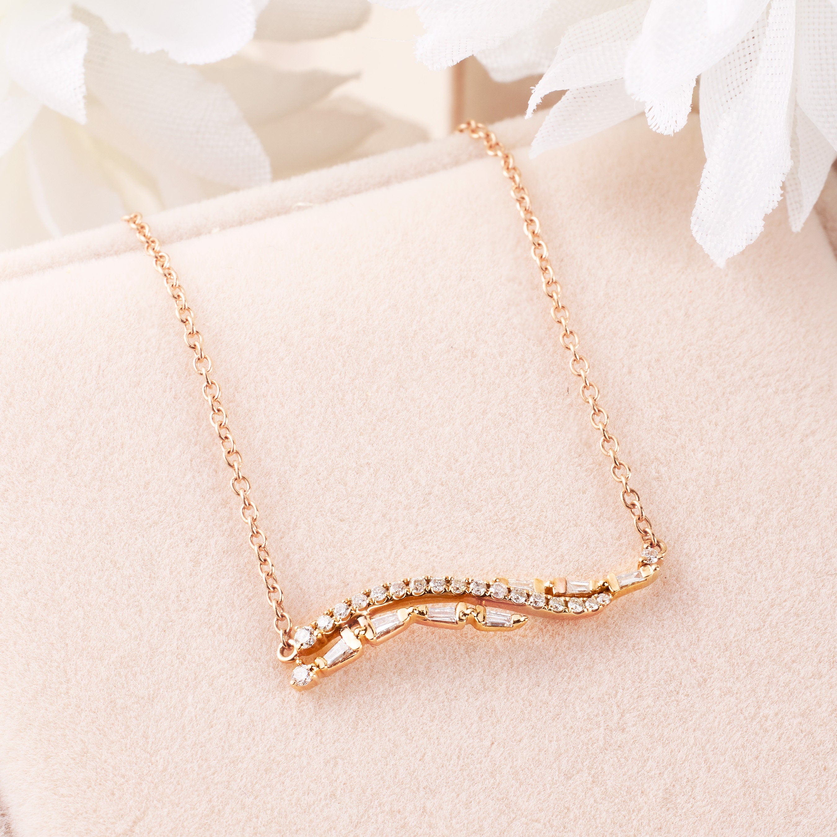 18K Gold Curved Necklace with Nature Diamond