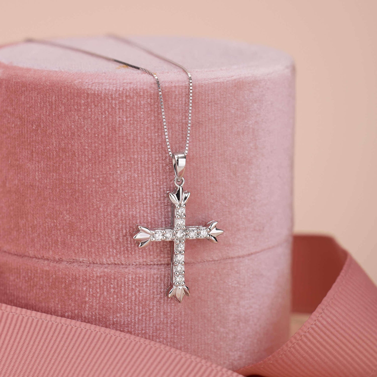 18K Gold Vintage-Styled Cross Pendant with Natural Diamond