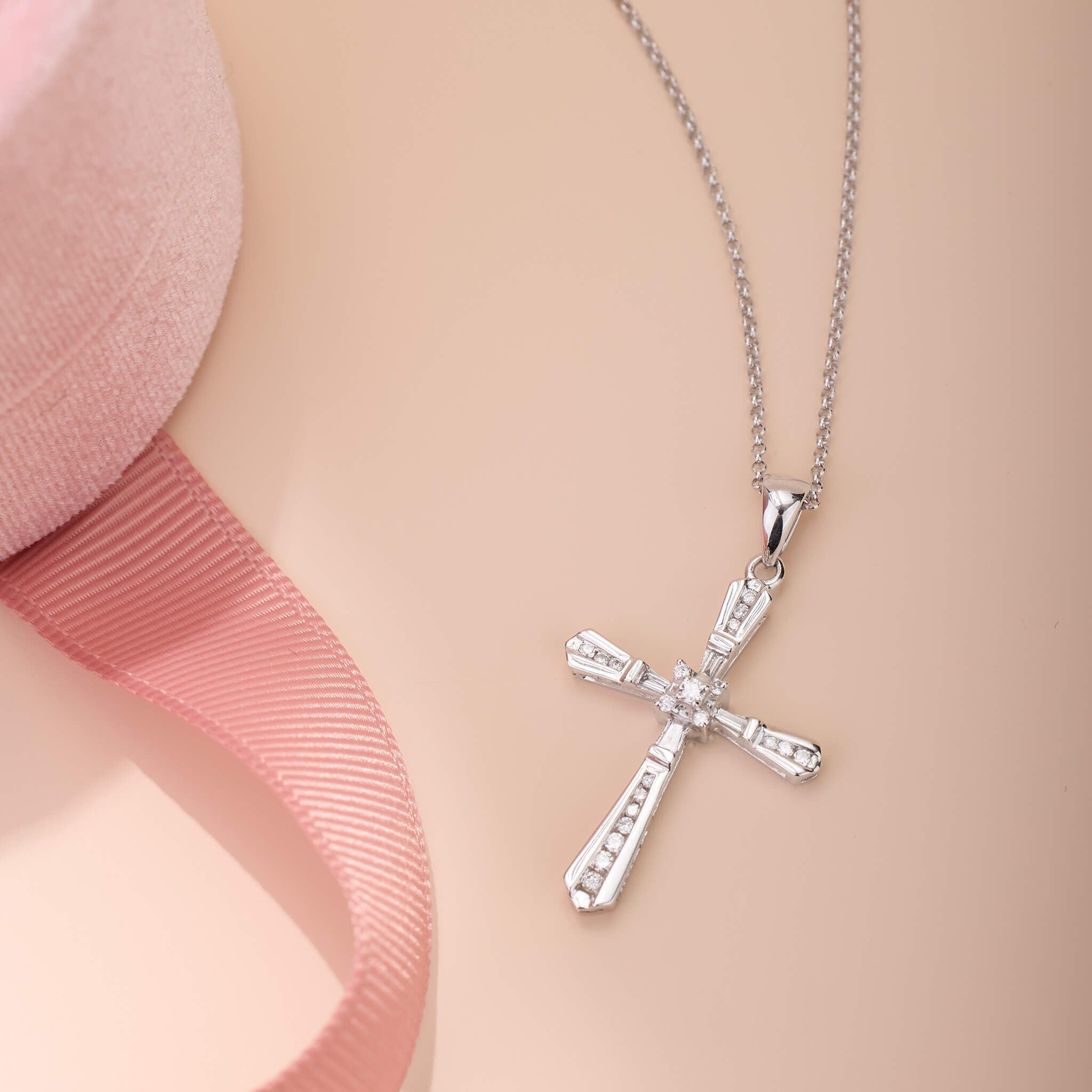 18K Gold Vintage-Styled Cross Pendant with Natural Diamond