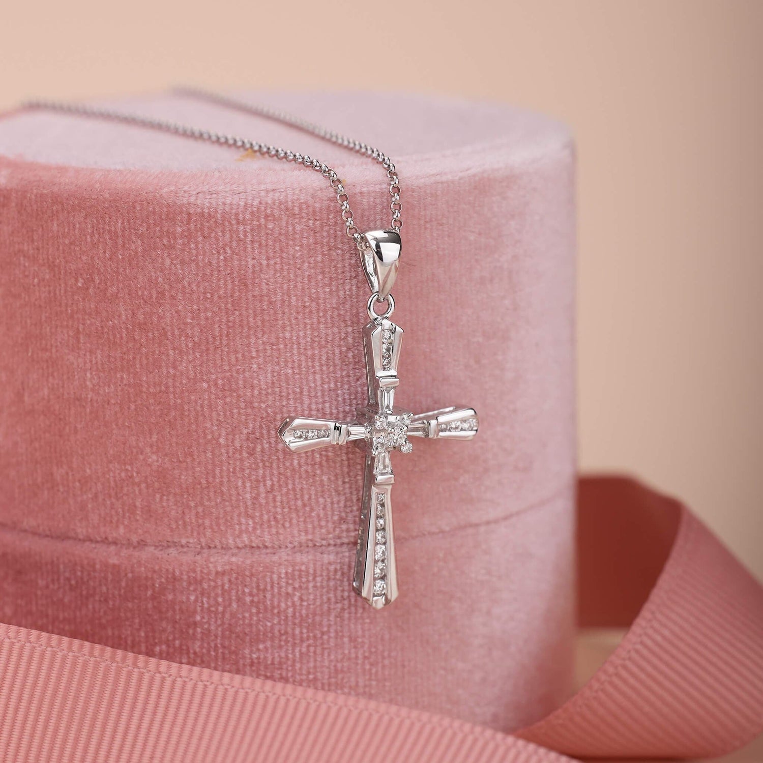 18K Gold Vintage-Styled Cross Pendant with Natural Diamond