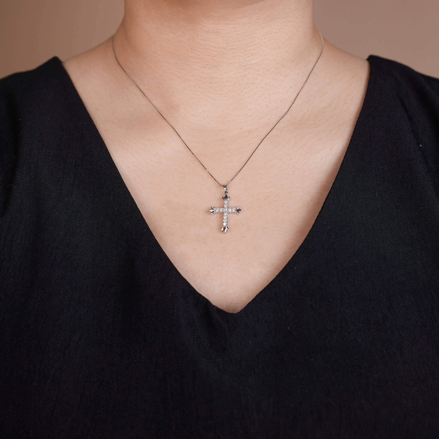 18K Gold Vintage-Styled Cross Pendant with Natural Diamond